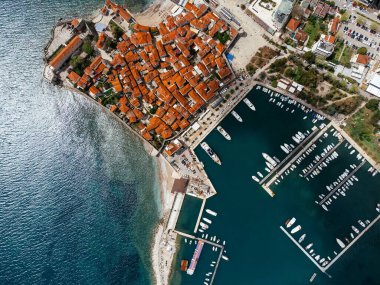 Eski Budva kasabası, liman, sahil ve dağların havadan görünüşü