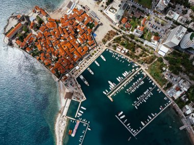 Eski Budva kasabası, liman, sahil ve dağların havadan görünüşü