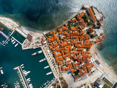 Eski Budva kasabası, liman, sahil ve dağların havadan görünüşü