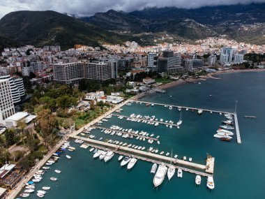 Eski Budva kasabası, liman, sahil ve dağların havadan görünüşü