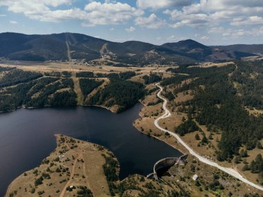 Dağ, göl, kayak kaldırma ve tatil beldesinin havadan görünüşü, Zlatibor, Sırbistan ve Avrupa.