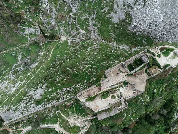 Karadağ 'daki Kotor Eski Kenti ve Kotor Körfezi' nin Kotor Kalesi 'nden alınan insansız hava aracı görüntüsü.