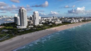 Güney Pointe Sahili 'nin, Fisher Adası' nın ve Miami şehir merkezinin mavi gökyüzünün altındaki gökyüzü manzarası. c.