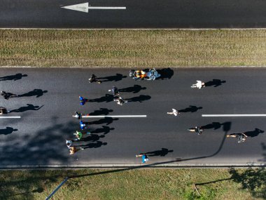 23 Nisan 2023, Belgrad, Sırbistan. Belgrad Maratonu sırasında 10K yarışında binlerce koşucu, kentsel etkinliğin havadan görüntüsü ile başlıyor. g.
