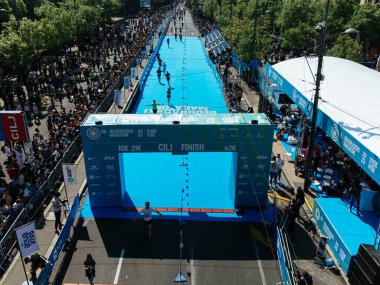 23 Nisan 2023, Belgrad, Sırbistan. Belgrad Maratonu sırasında 10K yarışında binlerce koşucu, kentsel etkinliğin havadan görüntüsü ile başlıyor. g.