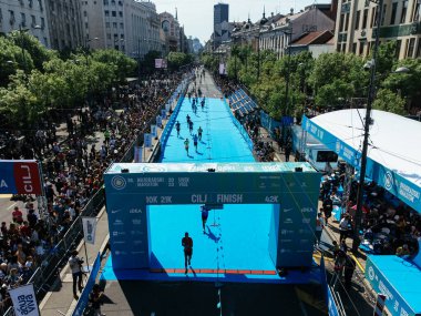 23 Nisan 2023, Belgrad, Sırbistan. Belgrad Maratonu sırasında 10K yarışında binlerce koşucu, kentsel etkinliğin havadan görüntüsü ile başlıyor. g.