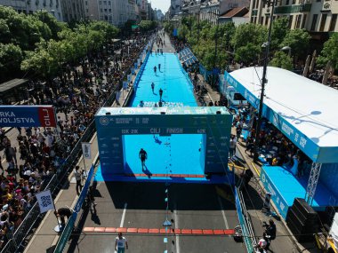 23 Nisan 2023, Belgrad, Sırbistan. Belgrad Maratonu sırasında 10K yarışında binlerce koşucu, kentsel etkinliğin havadan görüntüsü ile başlıyor. g.