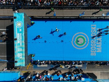 23 Nisan 2023, Belgrad, Sırbistan. Belgrad Maratonu sırasında 10K yarışında binlerce koşucu, kentsel etkinliğin havadan görüntüsü ile başlıyor. g.