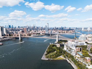 Arka planda gökdelenler olan Brooklyn ve Manhattan köprülerinin hava görüntüsü. New York, ABD.