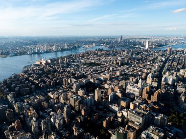 Arka plandaki gündoğumu bulutları sırasında Manhattan 'ın şehir merkezi, doğu nehri ve Brooklyn' in yukarıdan çekilmiş bir fotoğrafı. New York, ABD.