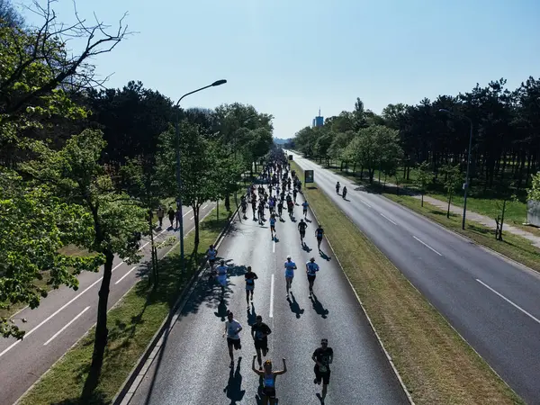 23 Nisan 2023, Belgrad, Sırbistan. Belgrad Maratonu sırasında 10K yarışında binlerce koşucu, kentsel etkinliğin havadan görüntüsü ile başlıyor. g.