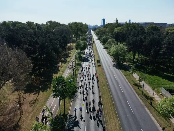 23 Nisan 2023, Belgrad, Sırbistan. Belgrad Maratonu sırasında 10K yarışında binlerce koşucu, kentsel etkinliğin havadan görüntüsü ile başlıyor. g.
