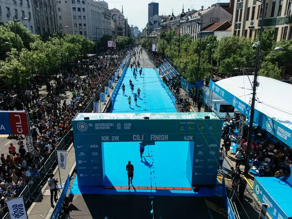 23 Nisan 2023, Belgrad, Sırbistan. Belgrad Maratonu sırasında 10K yarışında binlerce koşucu, kentsel etkinliğin havadan görüntüsü ile başlıyor. g.