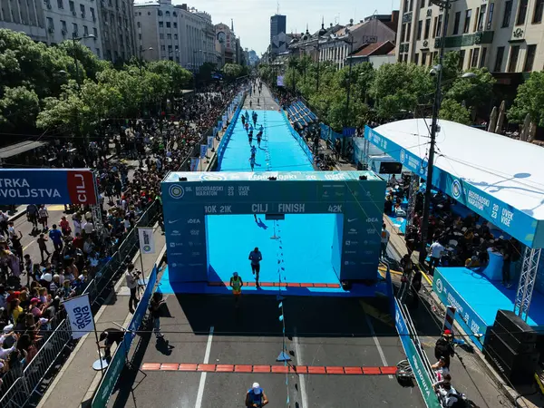 23 Nisan 2023, Belgrad, Sırbistan. Belgrad Maratonu sırasında 10K yarışında binlerce koşucu, kentsel etkinliğin havadan görüntüsü ile başlıyor. g.