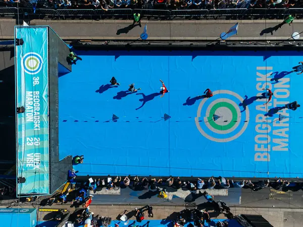 23 Nisan 2023, Belgrad, Sırbistan. Belgrad Maratonu sırasında 10K yarışında binlerce koşucu, kentsel etkinliğin havadan görüntüsü ile başlıyor. g.