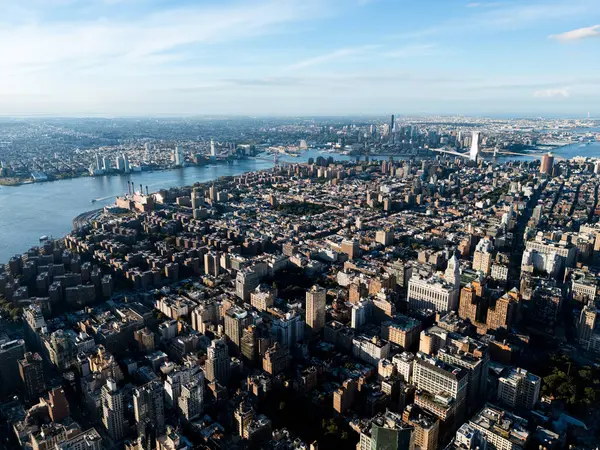 Arka plandaki gündoğumu bulutları sırasında Manhattan 'ın şehir merkezi, doğu nehri ve Brooklyn' in yukarıdan çekilmiş bir fotoğrafı. New York, ABD.