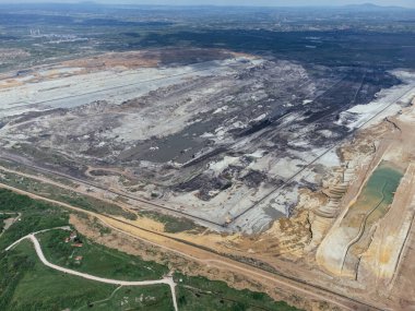 Kolubara 'daki kömür madenciliğinin yakınındaki terk edilmiş, ölü şehir. Drone görüşü Lazarevac, Sırbistan.