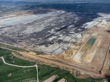Kolubara 'daki kömür madenciliğinin yakınındaki terk edilmiş, ölü şehir. Drone görüşü Lazarevac, Sırbistan.