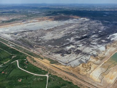 Kolubara 'daki kömür madenciliğinin yakınındaki terk edilmiş, ölü şehir. Drone görüşü Lazarevac, Sırbistan.