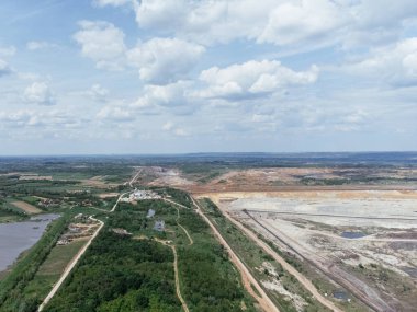 Kolubara 'daki kömür madenciliğinin yakınındaki terk edilmiş, ölü şehir. Drone görüşü Lazarevac, Sırbistan.