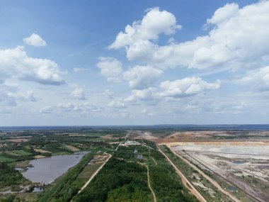 Kolubara 'daki kömür madenciliğinin yakınındaki terk edilmiş, ölü şehir. Drone görüşü Lazarevac, Sırbistan.