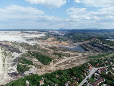 Kolubara 'daki kömür madenciliğinin yakınındaki terk edilmiş, ölü şehir. Drone görüşü Lazarevac, Sırbistan.