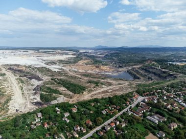 Kolubara 'daki kömür madenciliğinin yakınındaki terk edilmiş, ölü şehir. Drone görüşü Lazarevac, Sırbistan.