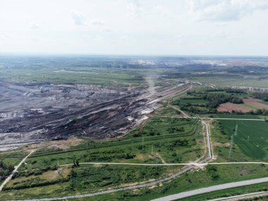 Kolubara 'daki kömür madenciliğinin yakınındaki terk edilmiş, ölü şehir. Drone görüşü Lazarevac, Sırbistan.