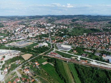 Lazarevac, Sırbistan 'ın Kolubara ilçesi. Güneşli bir günde şehrin insansız hava aracı görüntüsü.