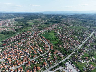 Lazarevac, Sırbistan 'ın Kolubara ilçesi. Güneşli bir günde şehrin insansız hava aracı görüntüsü.