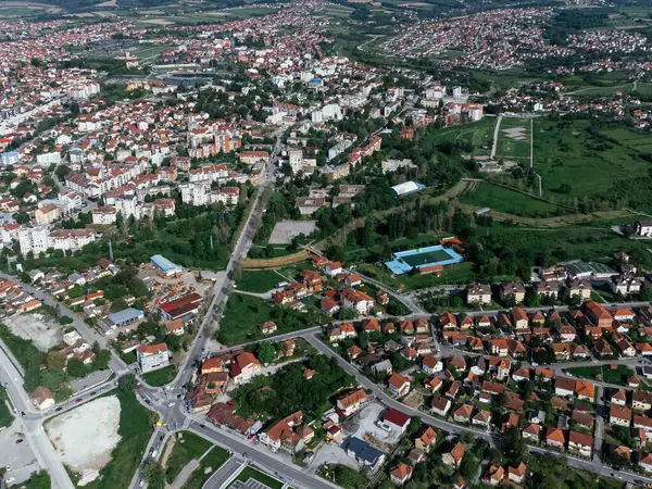 Lazarevac, Sırbistan 'ın Kolubara ilçesi. Güneşli bir günde şehrin insansız hava aracı görüntüsü.