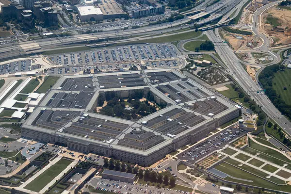 Çevresindeki yollar, park yerleri ve yeşilliklerle Pentagon kompleksinin hava görüntüsü. g.