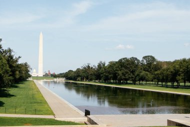 Washington Anıtı, National Mall, DC 'deki Lincoln Anıt Yansıtma Havuzu' na yansıdı. g.