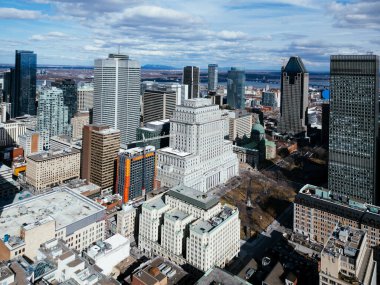 Nisan 2025 08. Şehir merkezindeki İHA uçuşu Montreal Kanada 'nın gündüz görüntüsü ufuk çizgisi.