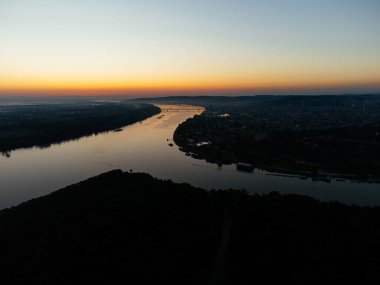 Sava ve Tuna kavşağının üzerinde Belgrad nehrinin batışının hava manzarası. g.