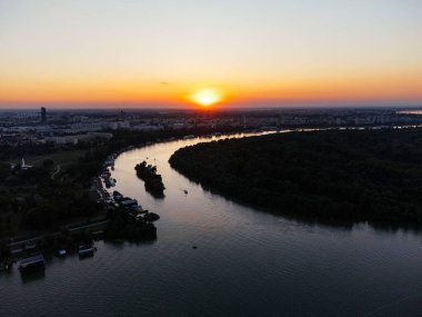 Sava ve Tuna kavşağının üzerinde Belgrad nehrinin batışının hava manzarası. g.