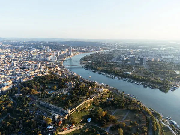 Gün batımında Belgrad 'ın Kalemegdan kalesi ve nehir manzarası üzerinde hava manzarası. g.