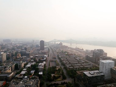Montreal şehir merkezinde şiddetli sis yaban yangını ve endüstriyel kirlilik nedeniyle, Quebec, Kanada
