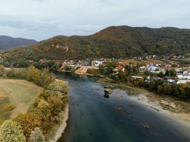 Tara bölgesinde, Sırbistan ve Avrupa 'da nehrin ortasında ünlü bir ev.