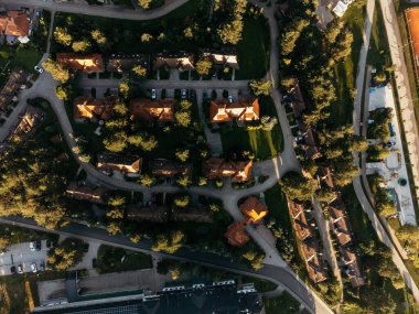 Sırbistan ve Avrupa 'da kayak merkezine yakın küçük bir dağ kasabası olan Zlatibor' un hava manzarası.