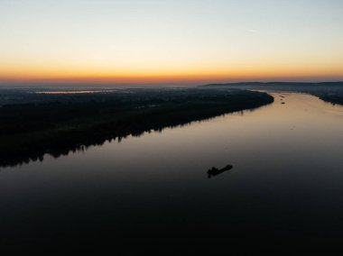 Sava ve Tuna kavşağının üzerinde Belgrad nehrinin batışının hava manzarası. g.