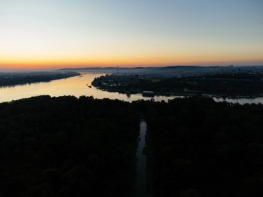 Sava ve Tuna kavşağının üzerinde Belgrad nehrinin batışının hava manzarası. g.