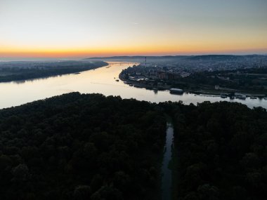 Sava ve Tuna kavşağının üzerinde Belgrad nehrinin batışının hava manzarası. g.