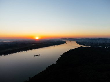 Sava ve Tuna kavşağının üzerinde Belgrad nehrinin batışının hava manzarası. g.