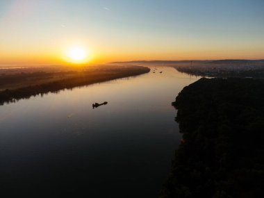 Sava ve Tuna kavşağının üzerinde Belgrad nehrinin batışının hava manzarası. g.