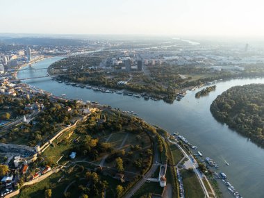 Gün batımında Belgrad 'ın Kalemegdan kalesi ve nehir manzarası üzerinde hava manzarası.