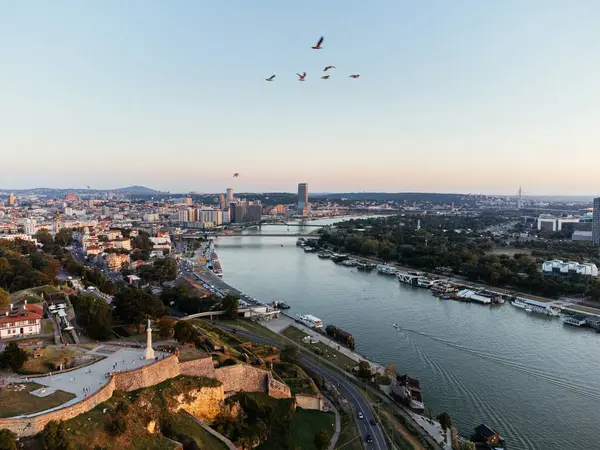 Gün batımında Belgrad 'ın Kalemegdan kalesi ve nehir manzarası üzerinde hava manzarası. g.