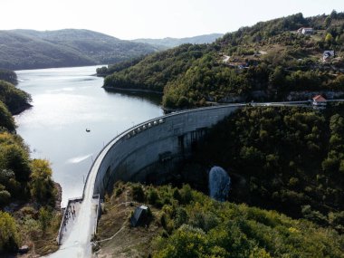 Sırbistan 'ın Uzice yakınlarındaki yeşil orman tepeleriyle çevrili baraj ve rezervuar manzarası. g.