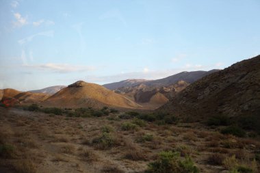 Çöldeki dağlar, hava manzarası. Türkmenistan, İran sınırı