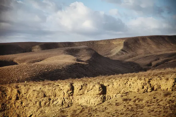 Çöldeki dağlar, hava manzarası. Türkmenistan, İran sınırı
